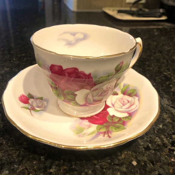 Vintage Royal Osborne Roses Pattern Bone China Teacup and matching Saucer #8205 - Picture 1 of 7